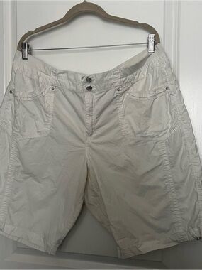 Gloria Vanderbilt Off-White Cargo Shorts with Front Pockets